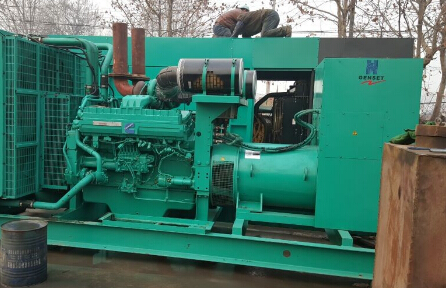 奈曼发电机组如何判断水冷式机油散热器内部是否需要清洗？